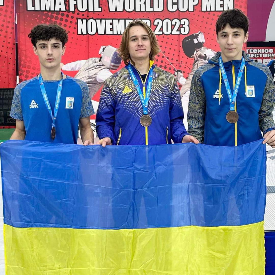 ЮКС 2023 Ліма: Іваненко, Кніжник і Муругін вперше принесли Україні команду медаль юніорського Кубка світу серед рапіристів